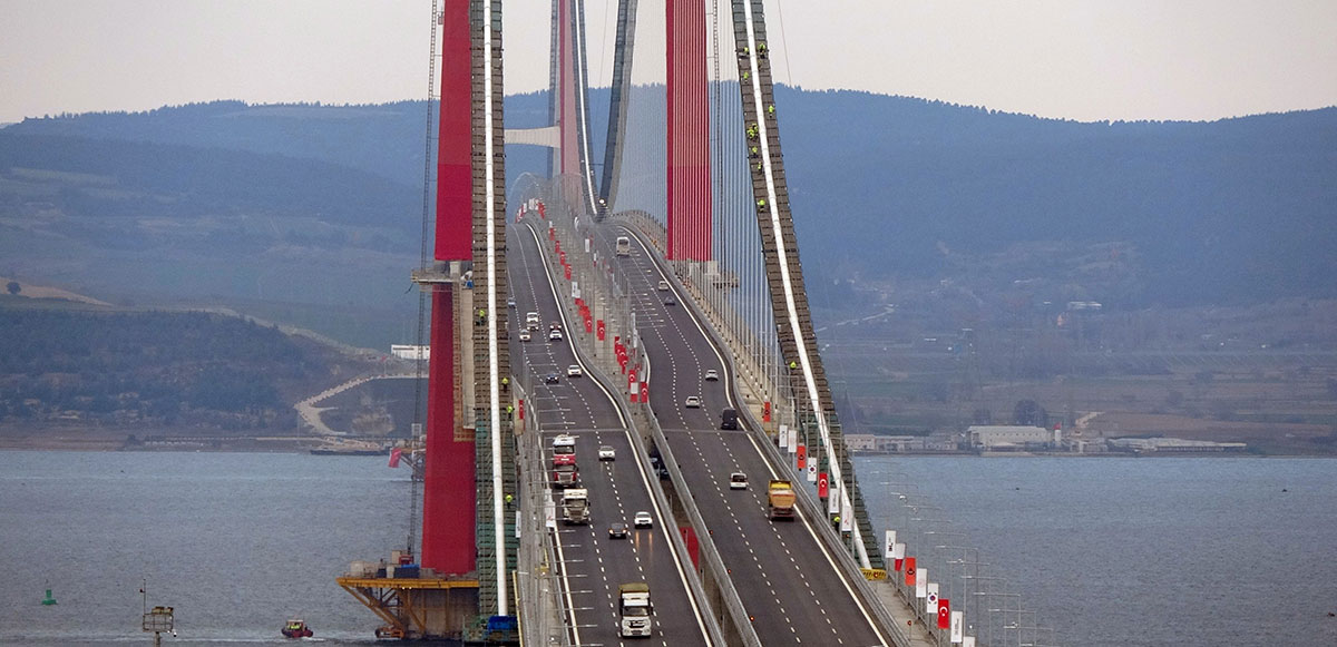 1915 Çanakkale Köprüsünün geçiş ücreti sözleşmede 15 Euro artı KDV olarak belirlenmişti. Ücrette indirim yapıldı. Cumhurbaşkanı Erdoğan, köprüden geçiş bedelinin 200 lira olduğunu açıkladı. Köprüden geçiş yapan her araç başına devletin kasasından bugünkü kur değerine göre yaklaşık 90 lira para ödenecek. Geçişlerin bir hafta ücretsiz olacağı köprüden ilk geçişler başladı.