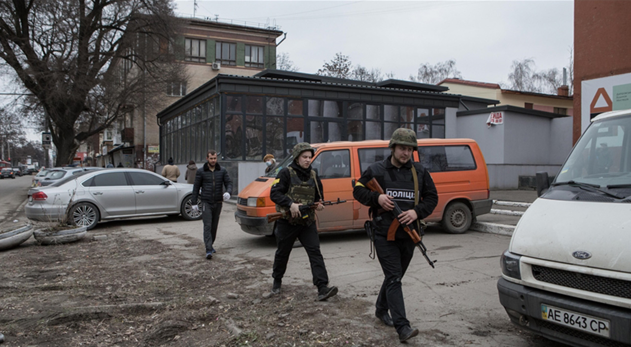 Rusya’nın Ukrayna’daki askeri ilerleyişi büyük oranda durmuş gibi görünürken, dünya iki ülke arasında yaklaşık bir aydır devam eden savaşı konuşuyor. Geçtiğimiz günlerde üst düzey bir NATO askeri yetkilisi İngiliz televizyonu BBC’ye, “Ruslar hedefine ulaşamadı ve muhtemelen ulaşamayacaklar da” dedi. O halde yanlış giden bir şeyler var?