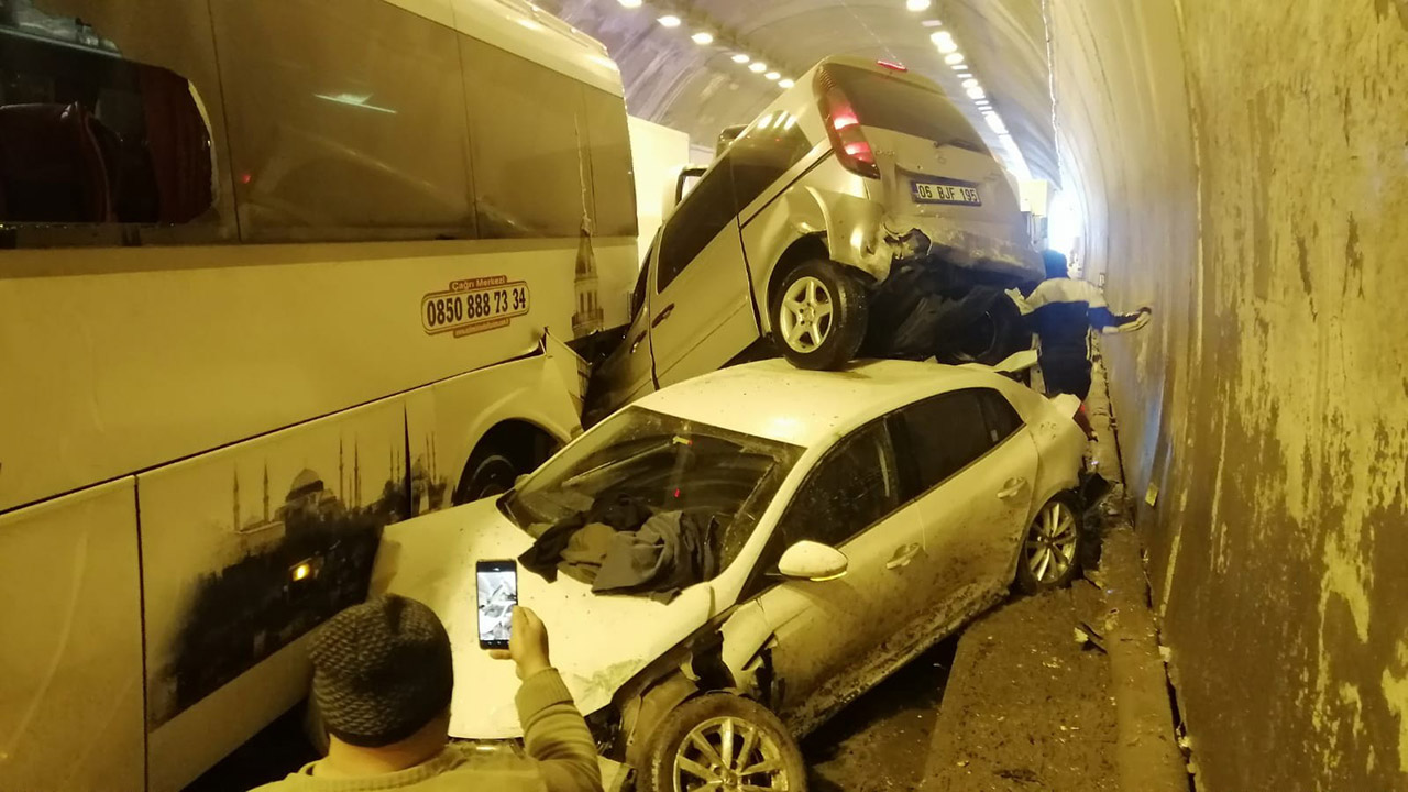 TEM Otoyolu Bolu Dağı tünel içinde İstanbul istikametinde kaza meydana geldi. Tır, otobüs, ve otomobil olmak üzere 18 araç birbirine girdi. Çok sayıda yaralı olduğu öğrenildi.