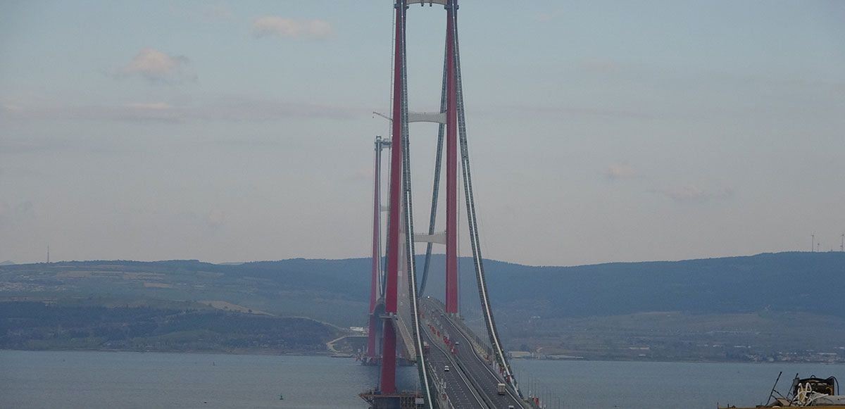 Temeli 18 Mart 2017'de atılan Asya ve Avrupa kıtalarını bir kez daha birleştiren 1915 Çanakkale Köprüsü’nün yapımı planlanandan 1,5 sene önce bitti. Çanakkale Boğazı’nın gerdanlığı olarak nitelendirilen 1915 Çanakkale Köprüsü, Büyük Zaferin 107'nci yıldönümünde açıldı. 