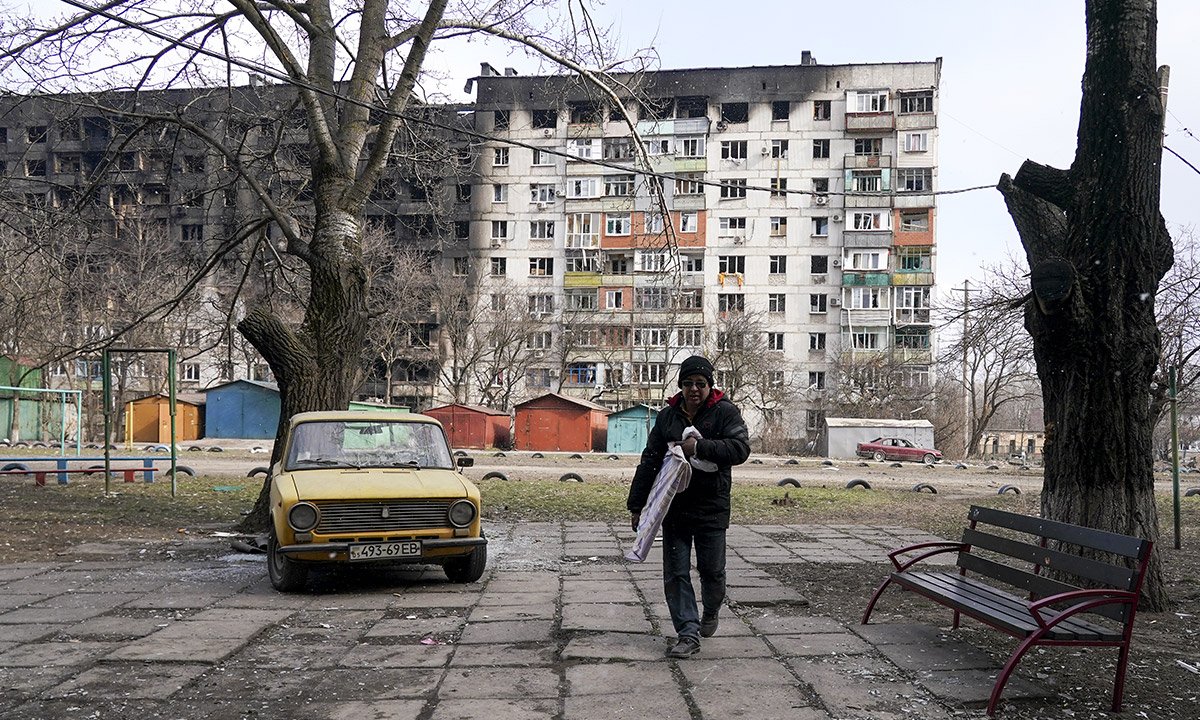 Kırım ve Donbas arasındaki kara koridorunun önemi;
Mariupol şehri haritada küçük görünse de Rusya’nın ilhak ettiği Kırım’ın hemen üstünde yer alıyor. Rus güçleri Doğu Ukrayna'nın Donbas bölgesindeki yoldaşları ve Ukraynalı-ayrılıkçı müttefikleriyle bağlantı kurmak için bu koridoru kullanmak zorundalar.