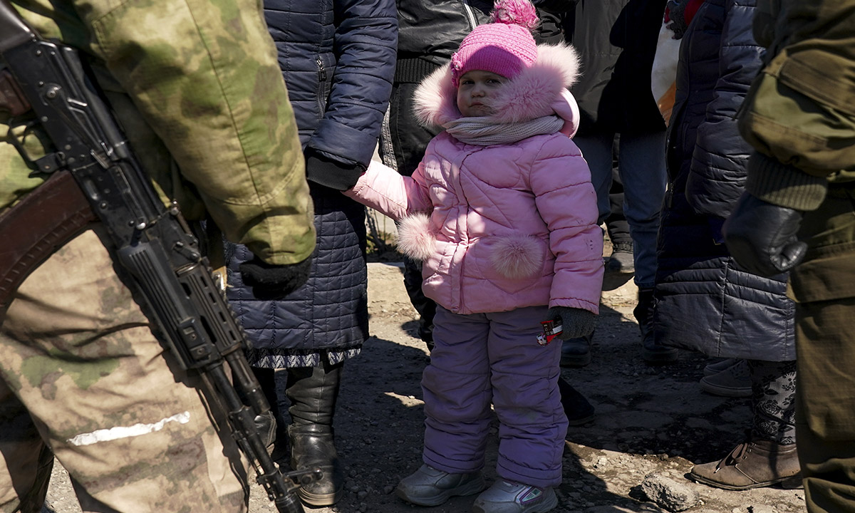 Rusya Devlet Başkanı Putin için tüm bunların tarihsel bir önemi var. Ukrayna'nın Karadeniz kıyı şeridini Novorossiya (Yeni Rusya) yani 18. yüzyıl imparatorluğuna kadar uzanan Rus topraklarına ait olarak değerlendiriyor. Saldırılar karşısında çok tahrip olan Mariupol iki ülke için psikolojik öneme de sahip.
