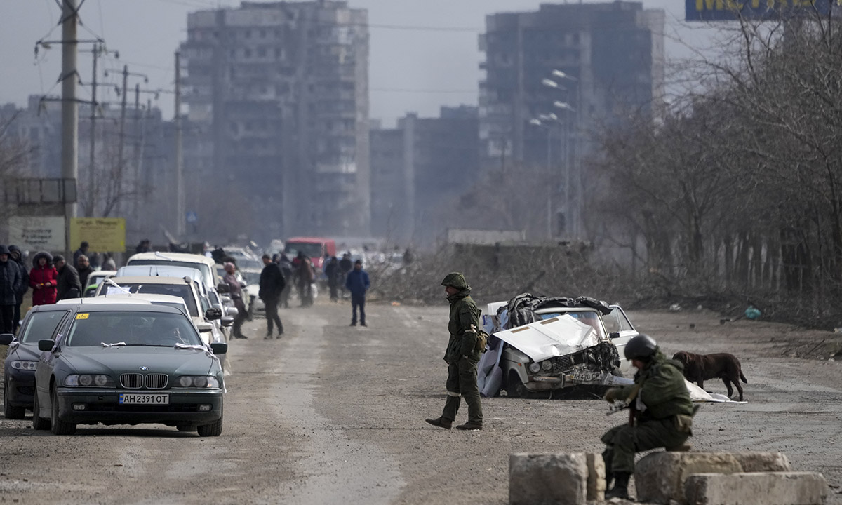 Ukrayna askerleri ise Mariupol’ü son terine kadar savunacaklarının yeminini verdi fakat ağır bombardıman uygulayan Rusya savaşın 27. gününden itibaren merkeze doğru ilerliyor.
