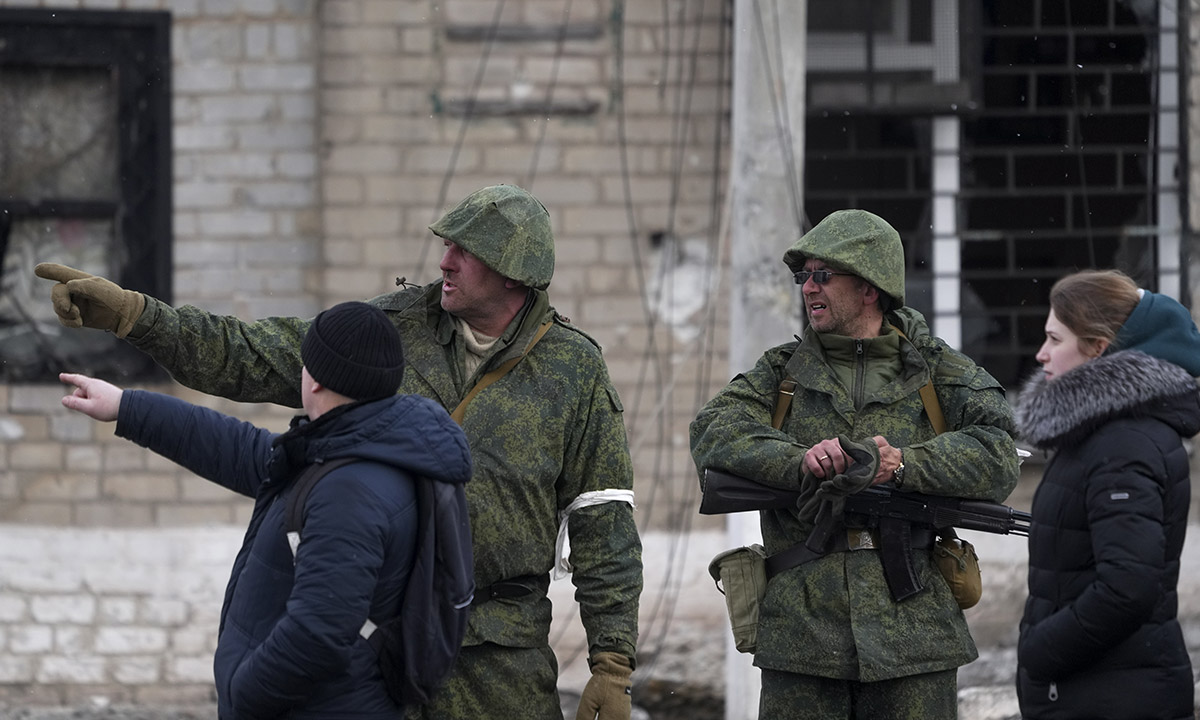 Rusya, Mariupol'ün tam kontrolünü alırsa bu, bin kişilik tabur taktik grupları halinde organize edilen 6 bine  yakın askerini Ukrayna çevresindeki diğer Rus cephelerini güçlendirmek için serbest bırakması anlamına geliyor.
