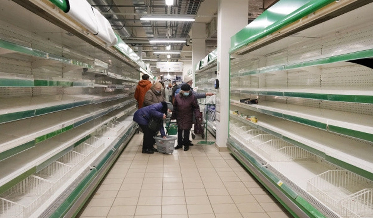 Arjantin de kendi un sanayisi için buğday tedarikini garanti altına almak ve makarna fiyatlarının artışını frenlemek için bir sistem oluşturma kararı aldı. Arjantin ayrıca, soya yağı ve küspesi ihracatını da durdurma kararı aldı. Ukrayna ise buğday, mısır, ayçiçeği yağı, gübre ihracatına yasak getirdi. Ukrayna Başbakanı Denys Shmyhal, Ukrayna hükümetinin, gıda rezervi oluşturmayı hedeflediğini belirterek, bunun için ülkenin yıllık tüketimine eşit tahılı geri alacağını bildirdi. Macaristan da tahıl ihracatı yasağına katılan ülkeler arasında yer aldı. Dünyanın en büyük palm yağı üreticisi Endonezya ise şirketlere, planladıkları palm yağı ihracatının yüzde 30'luk kısmını yurt içine ayırma zorunluluğu getirdi. Bu oran daha önce yüzde 20'ydi. Kaynak: NTV
