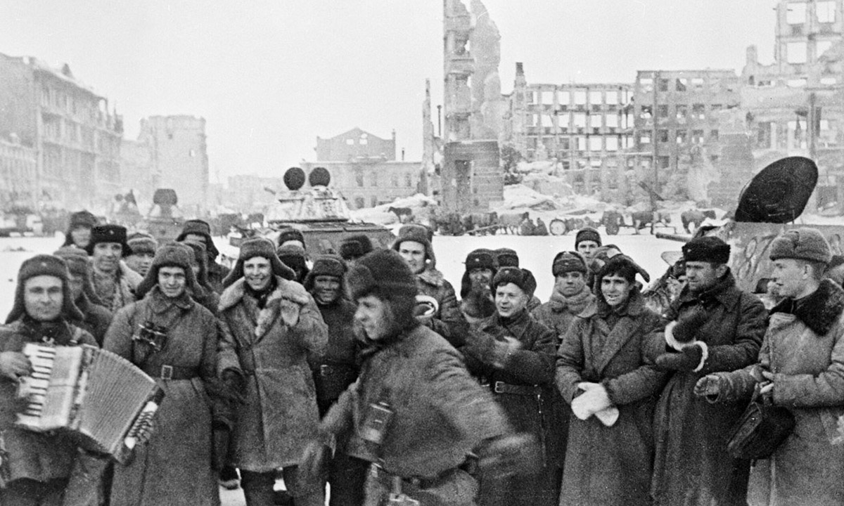 İkinci Dünya Savaşı'nın doğu cephesindeki Stalingrad Muharebesi 5 aydan uzun sürmüş; Sovyetler Birliği Nazi Almanyası karşısında şehri tutmuş, 6. Alman Ordusu'nu imha etmiş ve Kızıl Ordu Nazi Almanyası'nı geri itmeye başlamıştı. Tarihin en kanlı muharebelerinden olan Stalingrad Muharebesi'nde 1.1 milyon Sovyet askeri, 800 bin de Alman ve Romanyalı asker ölmüştü. 1942 ile 1943 arasındaki muharebe, İkinci Dünya Savaşı'nda Berlin'in düşmesi ve Nazi Almanyası'nın teslim olmasına giden sürecin dönüm noktalarından biri kabul ediliyor. 
