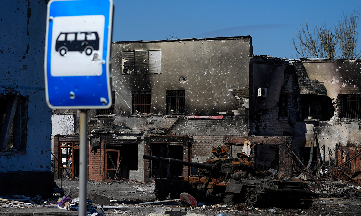 Aiden Aslin, Mariupol’ü Nazi işgali altındaki Stalingrad’a benzetiyor. II. Dünya Savaşı’nın dönüm noktası olarak kabul edilen Stalingrad kuşatması ve zaferi Avrupa tarihine iz bırakan ve Nazilerin yenilgisini sağlayan en önemli faktördü.
