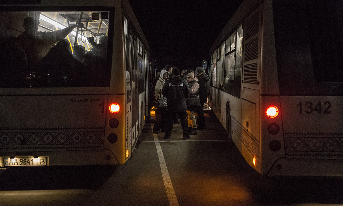 Rusya’nın inat ettiği Mariupol’de elektrik ve gazın olmadığı, altyapının tamamen çöktüğü anlatılıyor.
