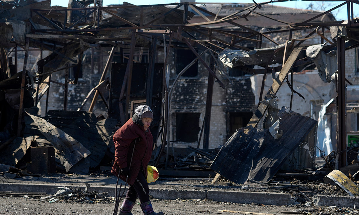 Aiden Aslin “Stalingrad’ı Naziler’den kurtaran Ruslar şimdi Mariupol’de Nazi taktikleri uygulayarak savaşıyor.” diyor.