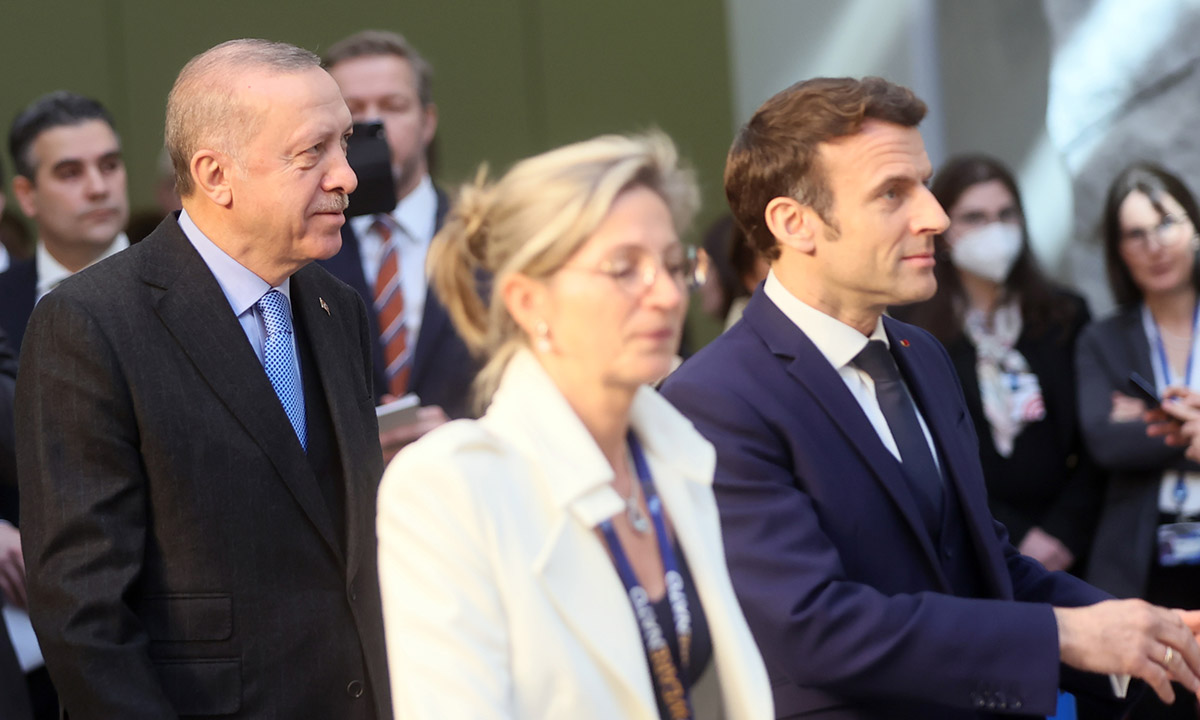 Cumhurbaşkanı Recep Tayyip Erdoğan, NATO Karargahı'na geçti. Erdoğan, daha sonra Fransa Cumhurbaşkanı Emmanuel Macron ile ikili bir görüşme gerçekleştirdi.
