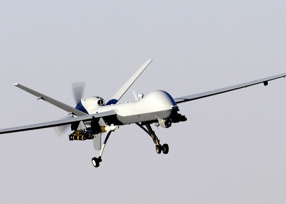 4. ABD – General Atomics MQ-9 Reaper

Birçok ülke tarafından kullanılan Reaper’lar, 21 yıl önce ilk uçuşunu yaptığı tarihten bu yana silahlı ve silahsız İHA’lar arasında en çok güvenilenler arasında yer alıyor.

300’den fazla üretilen Reaper'lar, toplamda 4.7ton kalkış ağırlığına sahip olmasının yanı sıra 1.7 ton da faydalı yük taşıma kapasitesiyle kullanıldığı ülkelerin vazgeçilmezlerindendir.

482km/s maksimum sürate sahip olan Reaper, yaklaşık 2000km menzile sahiptir ve tam yük ile 14 saat görev yapabilirken 50.000ft irtifaya kadar da çıkabilir.