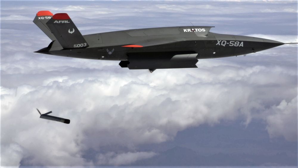 Kratos XQ-58 Valkyrie (En öndeki uçak) teknik özellikleri,

6.7 metre kanat açıklığına (Wingspan)
8.8 metre uzunluğa
ALTIUS-600 drone'larını taşıma yeteneğine
Maksimum 13.700 metre irtifaya tırmanabilme (45.000ft)
3900km menzile
Motorlar için risk teşkil edene kadar havada kalabilme (Havada otonom yakıt ikmali yeteneği sayesinde)
yeteneğine sahip.