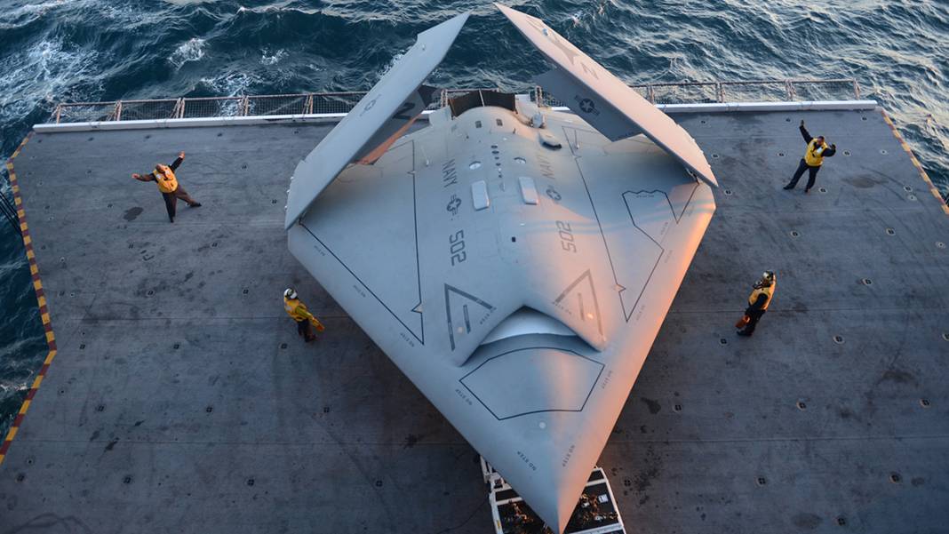 Northrop Grumman X-47B, USS George H. W. Bush (CVN-77) uçak gemisinde yük asansörü ile taşınırken.

XQ-58 gibi herhangi bir operatör olmadan da kendi kendine uçabilen bu SİHA, geleceğin havacılığına üzerinde bulundurduğu son nesil teknolojilerle adeta göz kırpıyor.

