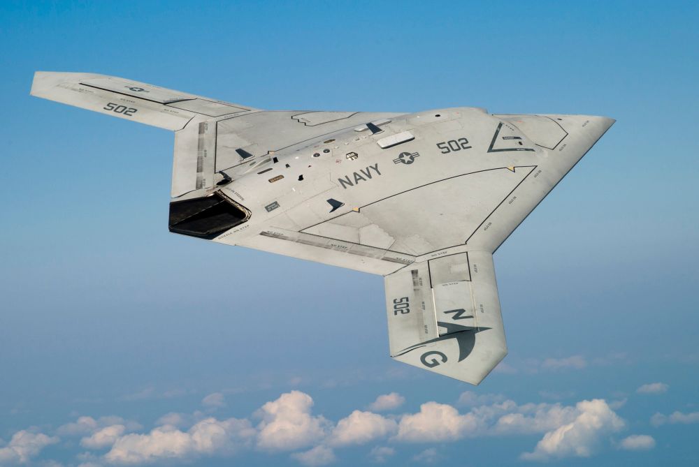 X-47B teknik özellikleri,

18.9 metre kanat açıklığı/9.4 metre katlanmış kanat açıklığı (Wingspan)
3.1 metre yüksekliğe
20.2 ton maksimum kalkış ağırlığına (MTOW)
Maksimum 13.000 metre yüksekliğe çıkabilme (42.000ft)
