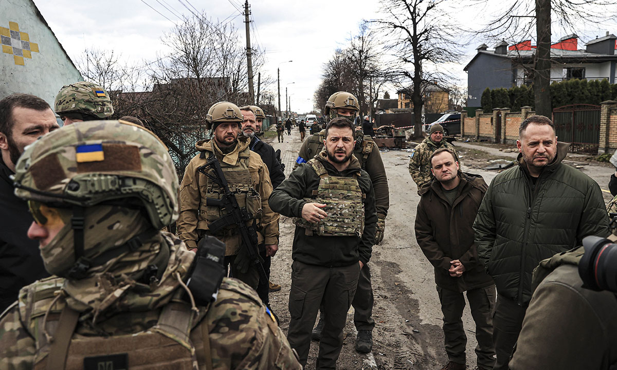 İstanbul’daki müzakerelerde Rusya-Ukrayna savaşına dair barış umutları yükselmiş gözler Vladimir Putin ve Valdimir Zelenskiy görüşme ihtimaline çevrilmişti. Rusya’nın Ukrayna’ya saldırıları sürerken Ukrayna’nın Buça kentinde olan olaylara tepki gecikmedi.