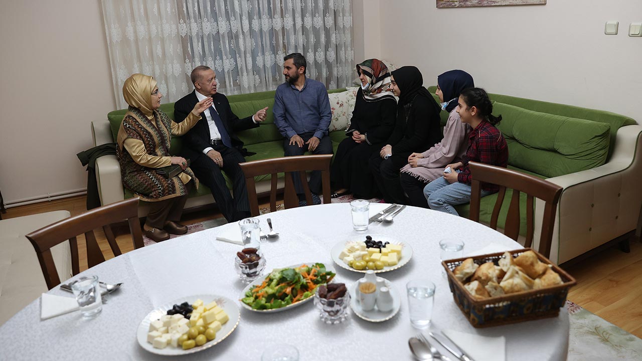 Cumhurbaşkanı Recep Tayyip Erdoğan ve eşi Emine Erdoğan, Ramazan ayının üçüncü gününde iftar için halkla bir araya geldi.