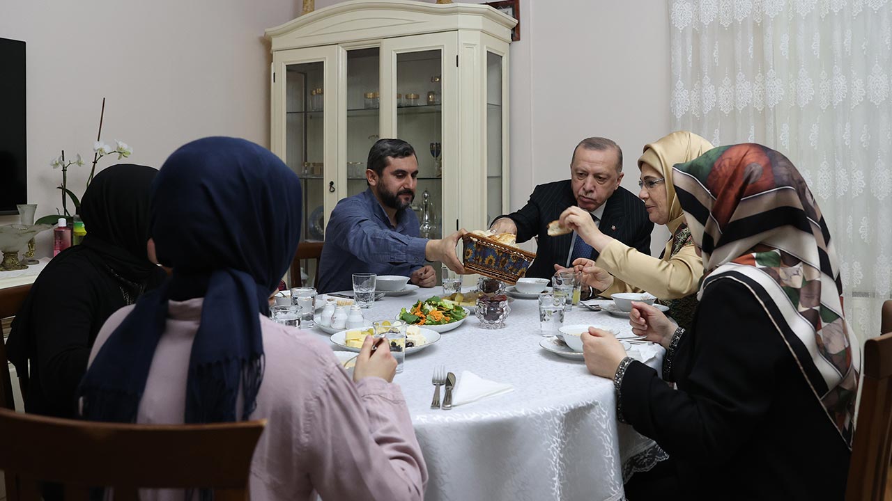 Cumhurbaşkanı Erdoğan ve eşi Emine Erdoğan, evinde ziyaret ettikleri 3 çocuklu aileyle iftar yaptı.