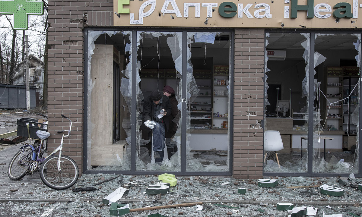 Kiev'in kuzeyindeki Çernigiv de savaş izlerinin en derin olduğu kentlerden… Rus güçlerinin çekildiği Çernigiv'de binaların yaklaşık yüzde 70'inin hasar gördüğü belirtildi. Rus ordusu, şiddetli çatışmaların yaşandığı Sumi bölgesinden de birliklerini geri çekiyor.