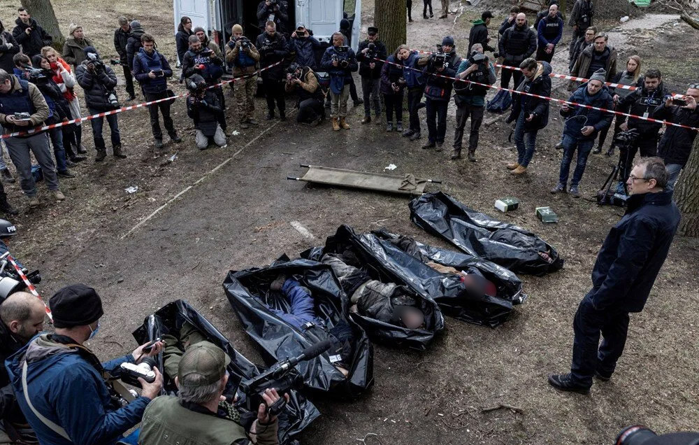 Diğer taraftan, Rus askerlerinin bölgeden çekilmeye başladığı bildirildiğinden, son günlerde Ukraynalı sivillerin sokaklarda ölü bırakıldığı ve toplu mezarların kazıldığına dair haberler arttı.