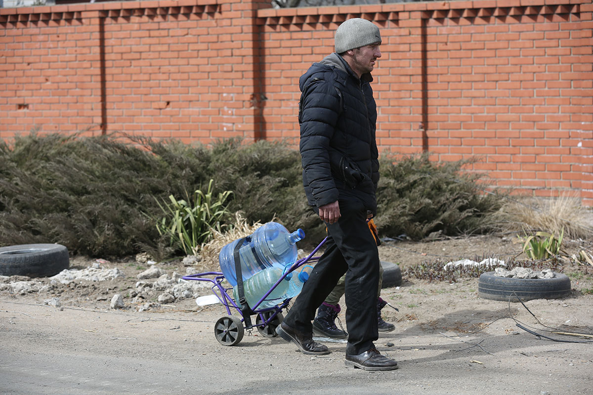 Kuleba, şu ifadeleri kullandı:

Kanayan Mariupol'ü ele geçirmeye çalışacaklar. Buça'da gördüğümüz vahşet, Rus ordusunun bugüne kadar Ukrayna topraklarında işlediği tüm suçların buzdağının görünen kısmı ve size abartmadan büyük bir üzüntüyle söyleyebilirim ki Mariupol'deki durum, Buça'da ve Kiev yakınlarındaki diğer şehir ve kasaba ve köylerde gördüklerimize kıyasla çok daha kötü.