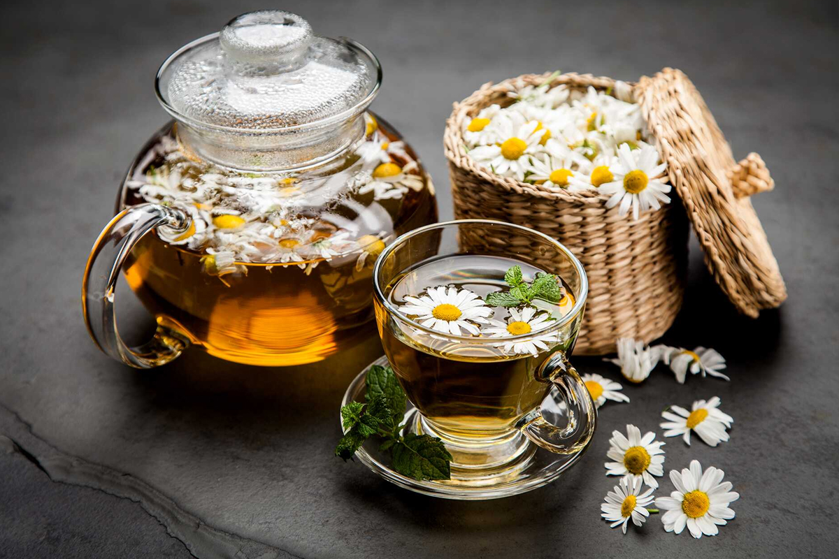 PAPATYA ÇAYI İÇİN: Flavonoit içeren papatya çiçeği hafif yatıştırıcı ve kas gevşetici etkiye sahiptir. Ramazan boyunca kaliteli uyumanıza yardımcı olur. İçine limon dilimleri ekleyerek yatmadan önce büyük bir fincan için. Bitkisel çaylar dışında açık siyah çayın da; hem iftar, hem sahurda mutlaka içeceğiniz sağlıklı su alternatifi olduğunu unutmayın.