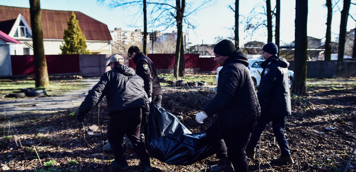 Ardından cesetler kimlik tespiti ve kayıt işlemleri için mezarlığa götürüyor. Bucha ve çevresinde siviller arasındaki can kaybı sayısı halen net değil. Ancak sürdürülen aramalarla askerlerden çok sivillere ait cesetlere ulaşılıyor.