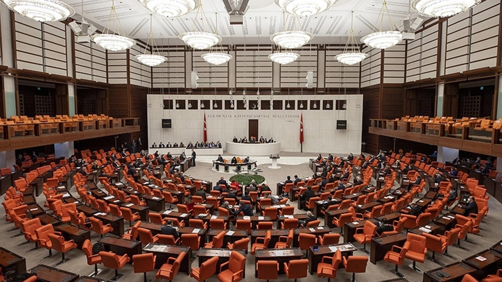 Meclis’teki görüşmelerde emeklilere Ramazan ve Kurban Bayramlarında ödenen ikramiyenin artırılmasına ilişkin ise herhangi bir adım atılmadı. Edinilen bilgilere göre, Hazine ve Maliye Bakanlığı ile AK Parti’nin ekonomi kurmayları emeklilerin bayram ikramiyeleri ile ilgili ayrı bir çalışma yürütüyor. Yapılacak artışın bütçeye maliyeti üzerinde de alternatifli çalışmalar yapıldı. 