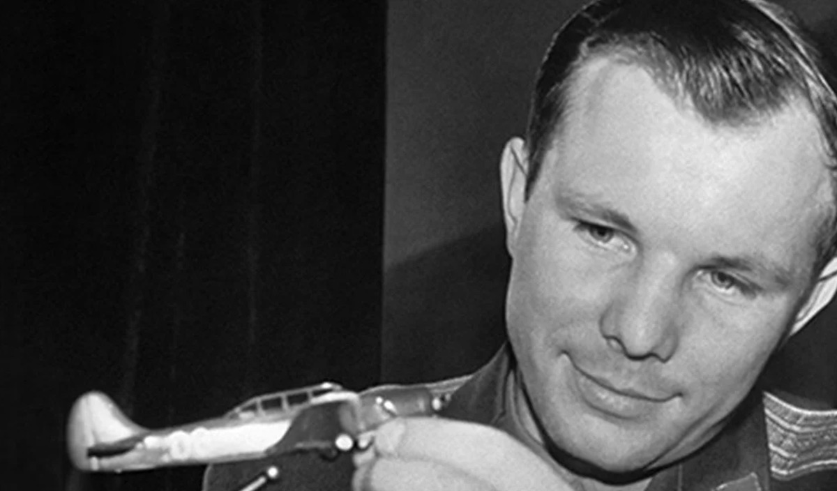 Ardından kozmonot adaylarına, iki isimden hangisinin ilk olarak uzaya gönderilmesini istedikleri soruldu. Üç kişi hariç hepsi Gagarin'i seçmişti. Nisan 1961'de Gagarin, Vostok 3KA-3 (Vostok 1) ile uzaya çıkan ilk insan oldu. 