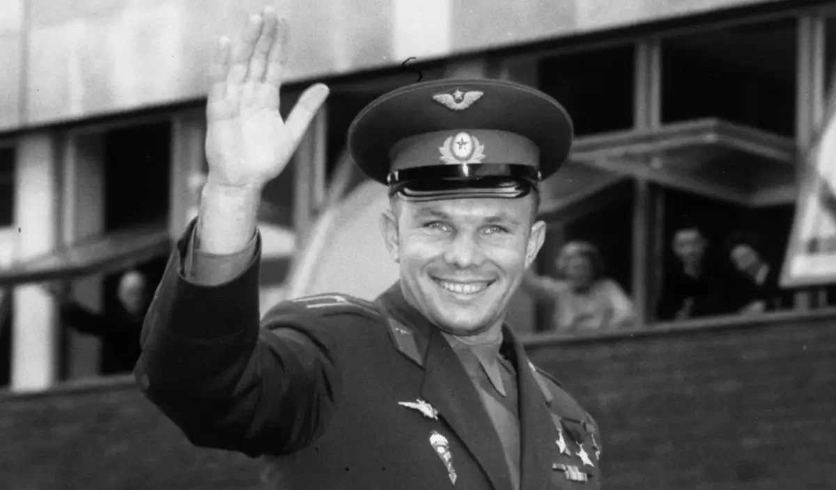 27 Mart 1968'de Gagarin, Chkalovsky Hava Üssü'nden rutin bir eğitim uçuşu için uçuş eğitmeni Vladimir Seryogin ile birlikte MiG-15UTI avcı uçağıyla havalandı. Ancak uçak Kirzhach kasabası yakınlarında düştü. Kazada ölen Gagarin, Kızıl Meydan'daki Kremlin duvarına gömüldü.