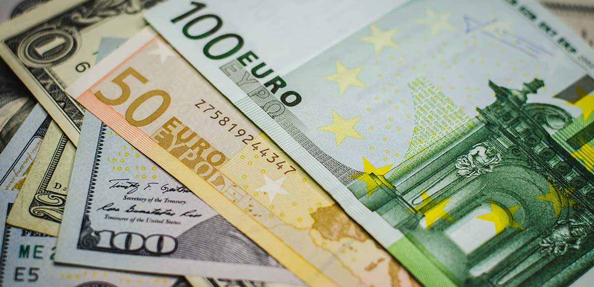 <strong>ELİMDE DOLAR OLSA KESİNLİKLE EURO VE STERLİN ALIRDIM </strong>

''Elimde 17-18 TL’den maliyeti yüksek dolar var. 'Bu dolarımı ne yapabilirim? Hangi yatırım aracı daha karlı?' diye düşünüyorsanız euro/dolar paritesi çok düşük, sterlin/dolar paritesi de çok düşük. Benim kişisel olarak elimde yüklü miktarda dolarım olsaydı kesinlikle yarısını sterlin yarını euro ile değerlendirirdim. Altın ve gümüş yapmazdım. Pariteler dipteyken dolarımı bunlara yatırırdım.''
