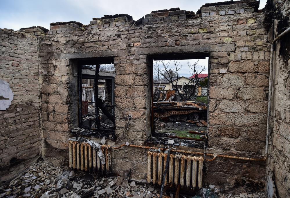 Ukrayna ordusu, Rusların evlerin bahçelerine sakladığı tanklarını İnsansız Hava Araçları’yla imha etti.