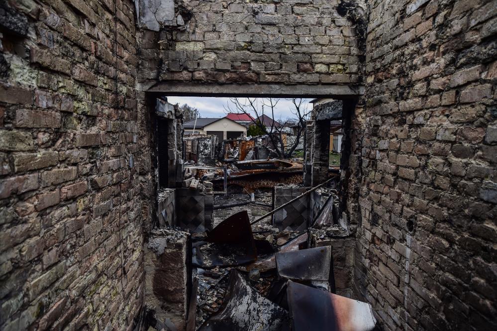 Ukrayna ordusu tarafından evlerin bahçelerinde imha edilen tanklar havadan görüntülendi.