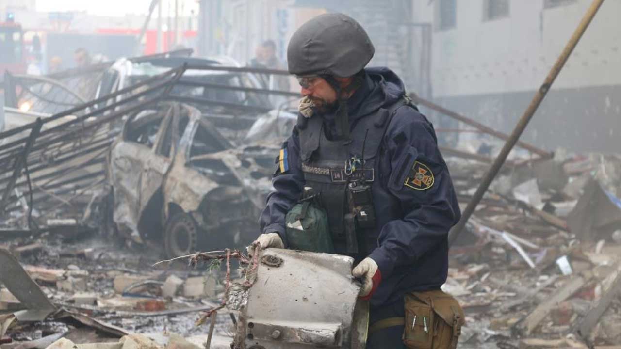 Yönetim binasına isabet eden bomba sonucunda çıkan yangına, 50 personel ve 9 teknik araçla müdahale edildi. Bölgede yaşayanlardan 65’i güvenli yerlere tahliye edildi.”