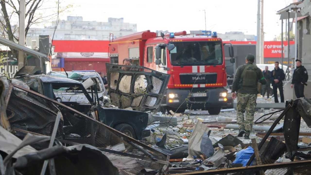 Öte yandan, Vali Sinegubov, dün Rusya’nın Harkov’a düzenlediği saldırılarda aralarında 7 aylık bir bebeğin de bulunduğu 7 kişinin hayatını kaybettiğini ve 3'ü çocuk 34 kişinin yaralandığını açıklamıştı.