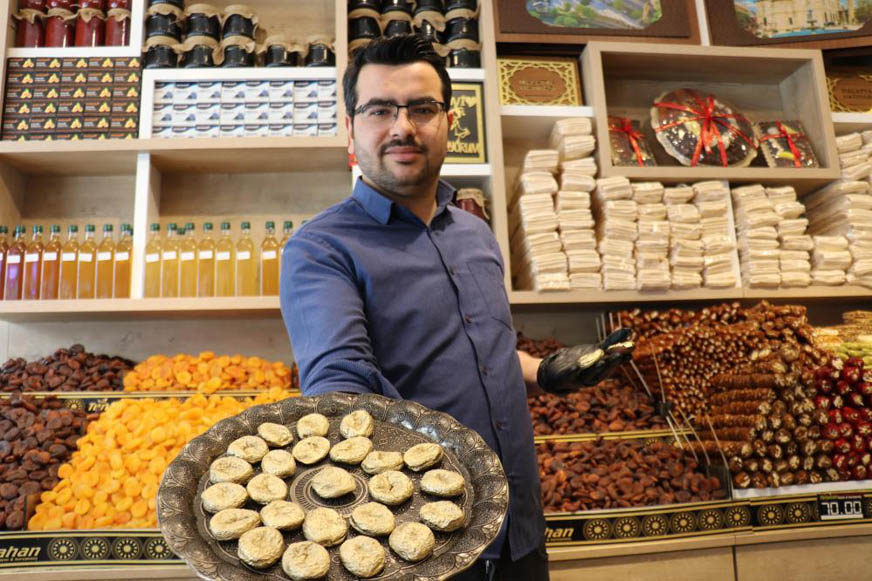 Malatya’da kayısı işletmecisi olan Yusuf Güzel, 4 nesildir devam eden işine farklılık katmak amacıyla kuru kayısıları altınla kapladı. Kilosunu 10 bin, tanesini ise 200 TL’den sattığı kayısılara yoğun talep geldiğini söyleyen Güzel, “Amacımız kayısıyı daha iyi ve daha katma değerli bir ürün oluşturmak” dedi.