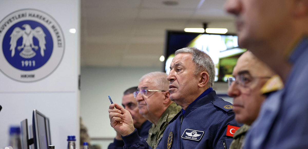 Bakan Akar açıklamasında, “Şu an itibarıyla planlanan hedeflerin tamamı ele geçirilmiş durumdadır. Arkadaşlarımız görevlerini başarıyla gerçekleştirdi. Teröristlere ait tespit edilen barınak, sığınak, mağara, tünel, mühimmat depoları ile sözde karargahları hava harekatı ve ateş destek vasıtalarıyla büyük bir başarıyla tahrip edilmiştir” 