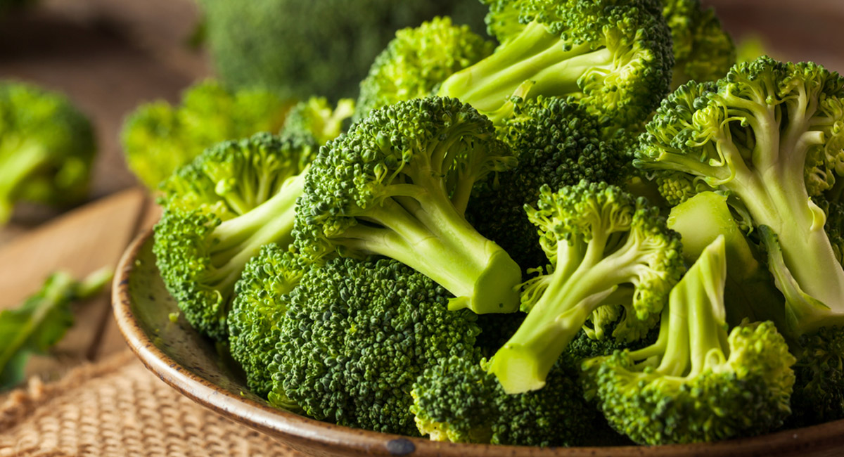 <strong>BROKOLİ</strong>
İnsan vücuduna sağlamış olduğu pek çok faydanın yanı sıra oldukça lezzetli besinlerden biri olan brokoli, içerdiği mineraller ve vitaminler sayesinde kolestrol seviyeleri kontrol altına alınmakta ve kan damarlarının durumu da iyileşmektedir. Brokoli, kalp rahatsızlıklarının önüne geçen önemli besin maddeleri arasında yer almaktadır.