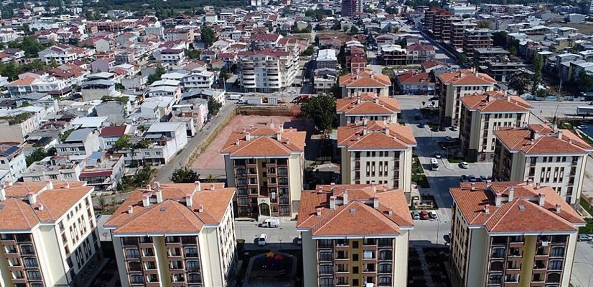 Koronavirüs salgını, döviz kuru ve artan enflasyon oranı inşaat sektörünü derinden vurdu. Azalan konut sayısına göre artan talep nedeniyle ev fiyatları uçtu. 