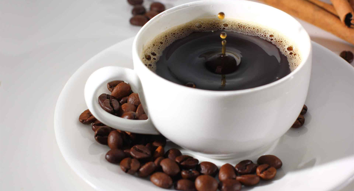 <strong>KAHVE</strong>
Yapılan araştırmalara göre günde yeterli miktarlarda sağlanan kahve tüketimi, kalp hastalıklarının ve kalp yetmezliğinin önüne geçmektedir. Bunun yanı sıra felç gibi riskli rahatsızlıkların da önlenmesinde oldukça etkilidir.