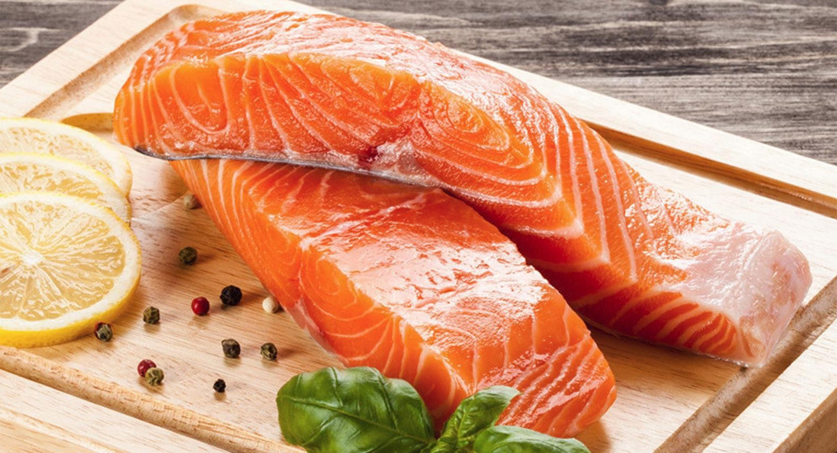 <strong>SOMON</strong>
İçeriğinde bulunan omega-3 yağ asitleri sayesinde kalpte oluşabilecek çok sayıda rahatsızlığın önüne geçmekte olan somon balığı, diyet listelerinin vazgeçilmezleri arasında yer alıyor. Düzenli olarak tüketilmesi durumunda birçok hastalıktan koruyacağı gibi kalp rahatsızlıklarının da önüne geçiyor.