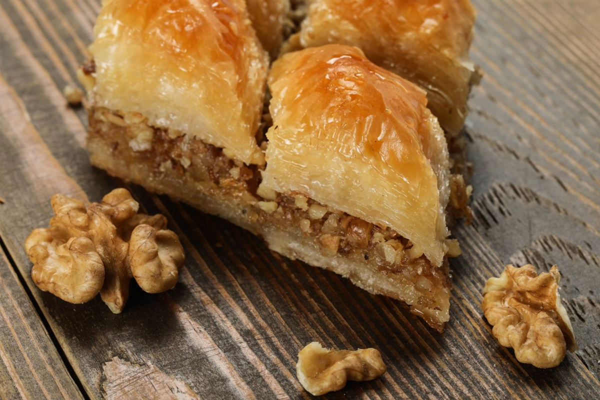 <strong>EV YAPIMI BAKLAVA TARİFİ</strong>
Malzemeler:
Mısır nişastası
200 gram margarin
250 gram robotta çekilmiş ceviz veya fındık
Aldığı kadar un
Yarım çay kaşığı tuz
1 tatlı kaşığı sirke
1 adet kabartma toz
1 su bardağı sıvı yağ
1 su bardağı süt
3 adet yumurta
Şerbeti için;
4 su bardağı şeker
5 su bardağı su
2-3 damla limon suyu