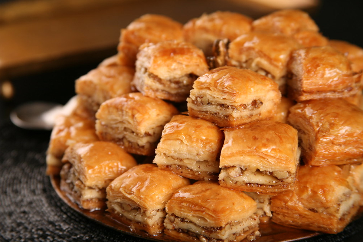 <strong>EV YAPIMI BAKLAVA İÇİN İPUCU</strong>
Baklava yufkasının çok ince açılması gerekir. Genellikle 40 kat yufka açılır. Yufkanın o kadar ince açılması durumunda da dayanıklı olabilmesi için yeterli miktarda yumurta kullanmanız gerekir. Hamurda sert buğday unu önerilir.

Baklavanın kıtır olmasını isterseniz hamura yarım limon suyu ekleyin. Tereyağı baklavanın lezzetini artırır. Tereyağı tercih etmiyorsanız, süt oranı yüksek margarin de kullanabilirsiniz. İçi ve üzerine serpmek için kullanacağınız Antep fıstığı ve cevizin taze olması gerekir. Hazırladığınız baklavayı mahallenizdeki fırında pişirtebilirsiniz. Şerbete katacağınız çeyrek limon, şerbetin şekerlenmesini önleyecektir. Şerbeti yufkalar soğuduktan sonra dökmelisiniz. Yufkalar sıcakken dökerseniz hamurlaşabilir. Soğukken dökerseniz baklava tam kıvamında olacaktır.