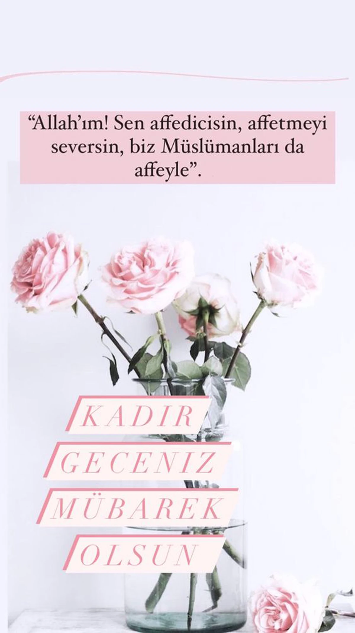 Kadir gecesi açık olur, sıcak ve soğuk değildir. Bulut yoktur. Yağmur ve rüzgar yoktur. O gecenin sabahının alameti güneşin şuasız doğmasıdır. [Taberani]