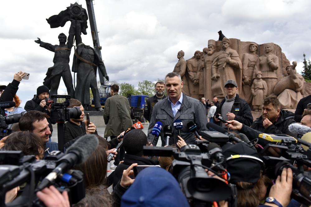 Rusya’nın Ukrayna’yı işgalinde iki ay geride kalırken Rus ordusunun çekildiği Kiev’de Rusya’nın izleri silinmeye başlandı. Ukrayna’nın başkenti Kiev’de bulunan ve 8 metrelik bronzdan yapılan Rusya-Ukrayna Dostluk Anıtı, Kiev Belediye Başkanı Vitaliy Klichko’nun katılımıyla yıkıldı.