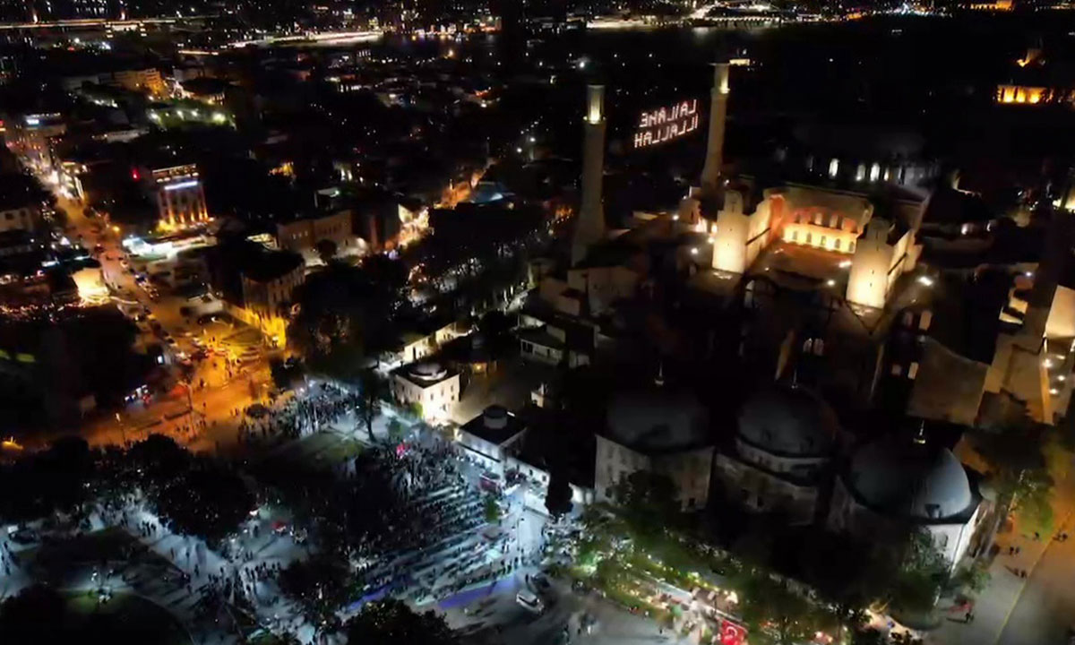 Ayasofya-i Kebir Camii Şerifi, Kadir Gecesi'nde ibadetini yapmak isteyen vatandaşlarla dolup taştı. Camide yer bulamayan vatandaşlar avluda saf tutarak namaz kıldı.