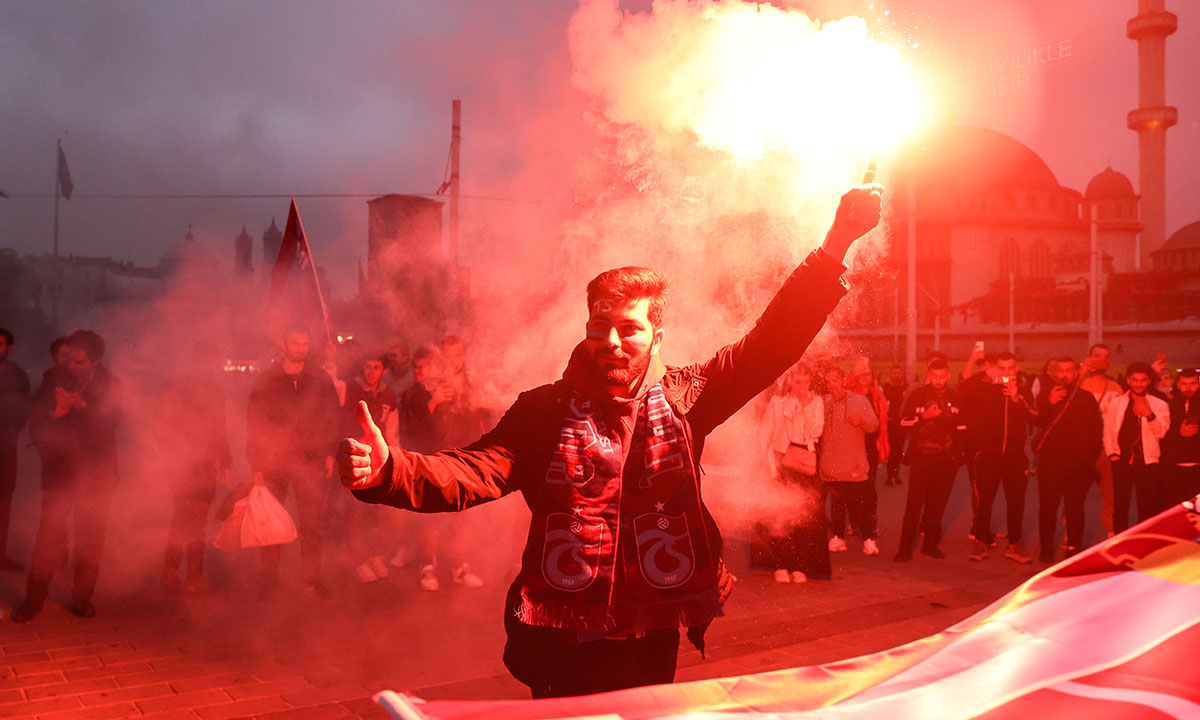 Taksim’i dolduran Trabzonspor taraftarı tezahüratlar yaparak halay çekti.