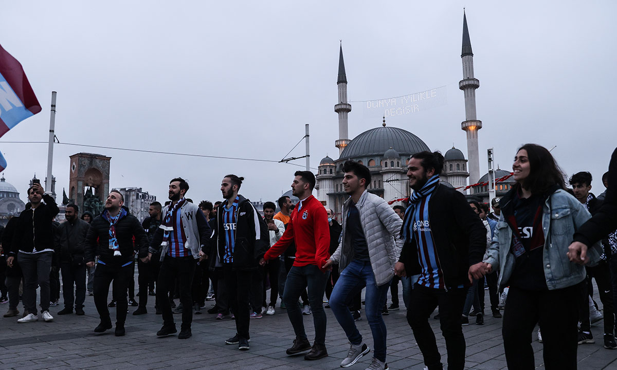 Maç öncesinden şampiyonluğu erken kutlamak isteyen Trabzonspor taraftarı meydanları doldurdu.
