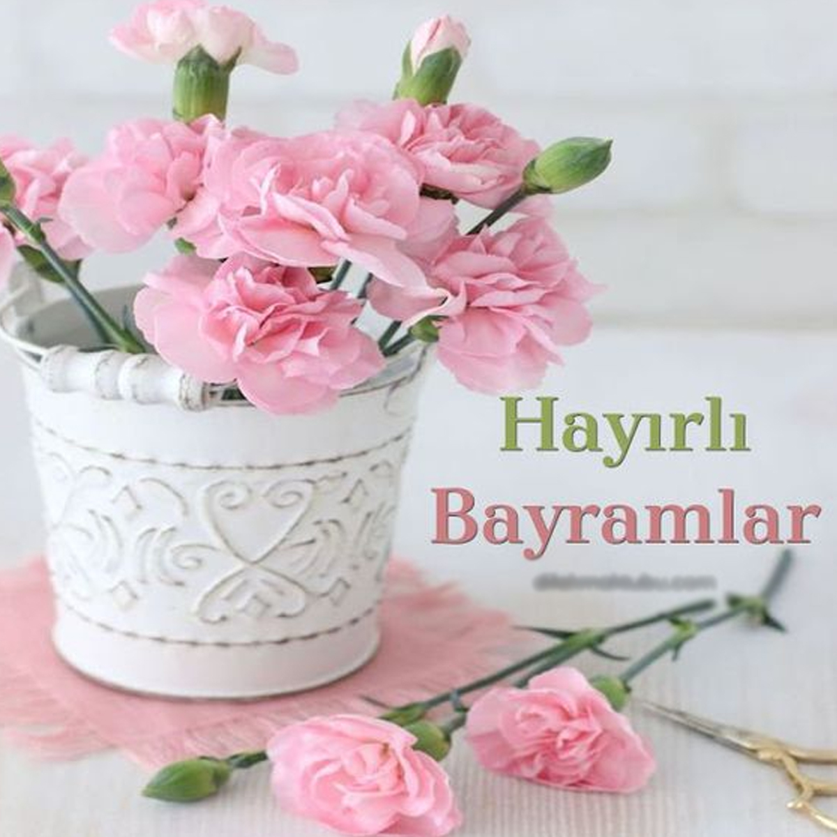 Bayramın sevgi, barış, kardeşlik ve huzur getirmesini diliyor, mübarek Ramazan Bayramınızı en kalbi duygularımla kutluyorum.