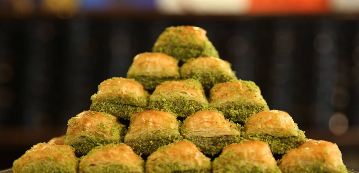 Bayram tatlılarının başında baklava gelir. Osmanlı kültüründe baklava geniş bir yere sahiptir. Bugünkü haline Topkapı Sarayı’nda geldiği bilinir.  
