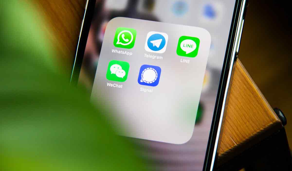 WhatsApp engel kaldırma hilesi için tek yapmanız gereken uygulamaya üyeliğinizi sonlandırmak. Yani WhatsApp hesabınızı kalıcı olarak silip bir süre beklemeniz lazım. Bunu yapmak için ise Ayarlar > Hesap > Hesabımı Sil sekmelerini sırasıyla ziyaret ederek gereken adımları tamamlamalısınız. 